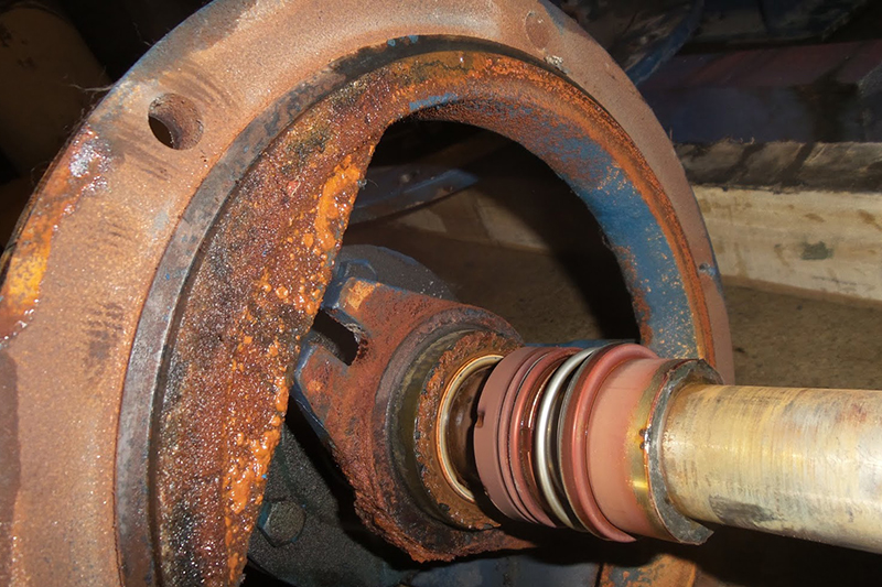 Foreign object entered seal stuffing box chamber lead to the malfunction of mechanical seal.